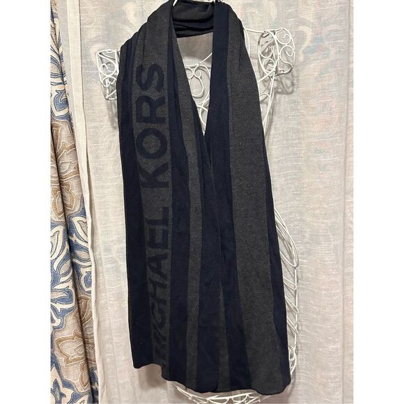 Michael Michael Kors Men's Vertical Logo Jacquard Muffler Scarf  Two-tone patter - Picture 1 of 4